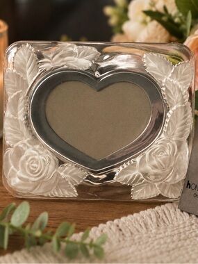 Vintage Home Beautiful Japan Frosted Glass Heart Picture Frame Decor 6”w X 4.5”h